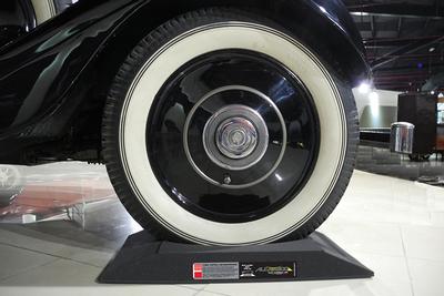 Set cuscini per pneumatici ALTairEGO modello SToraway Leader contro il piatto del pneumatico  