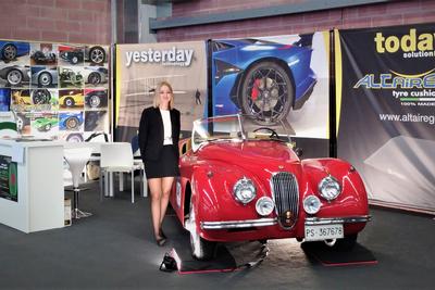 Modena Motor Gallery, ospita una Jaguar XK 150 rossa sui cuscini ALTairEGO 